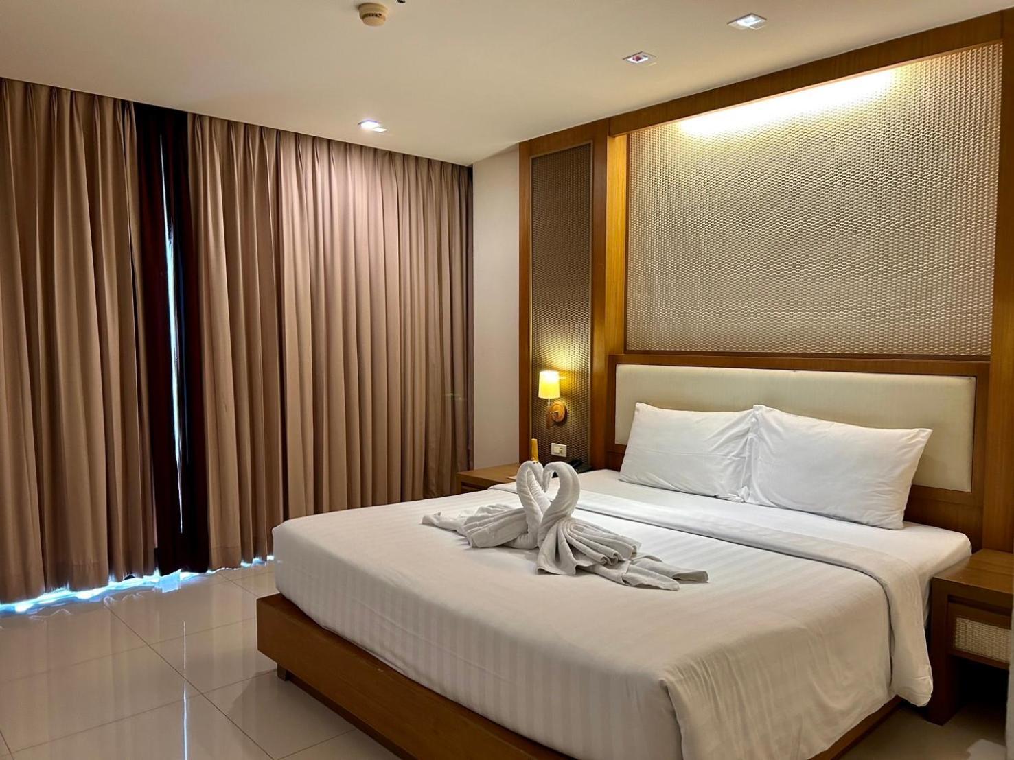 Ashlee Plaza & होटल Patong